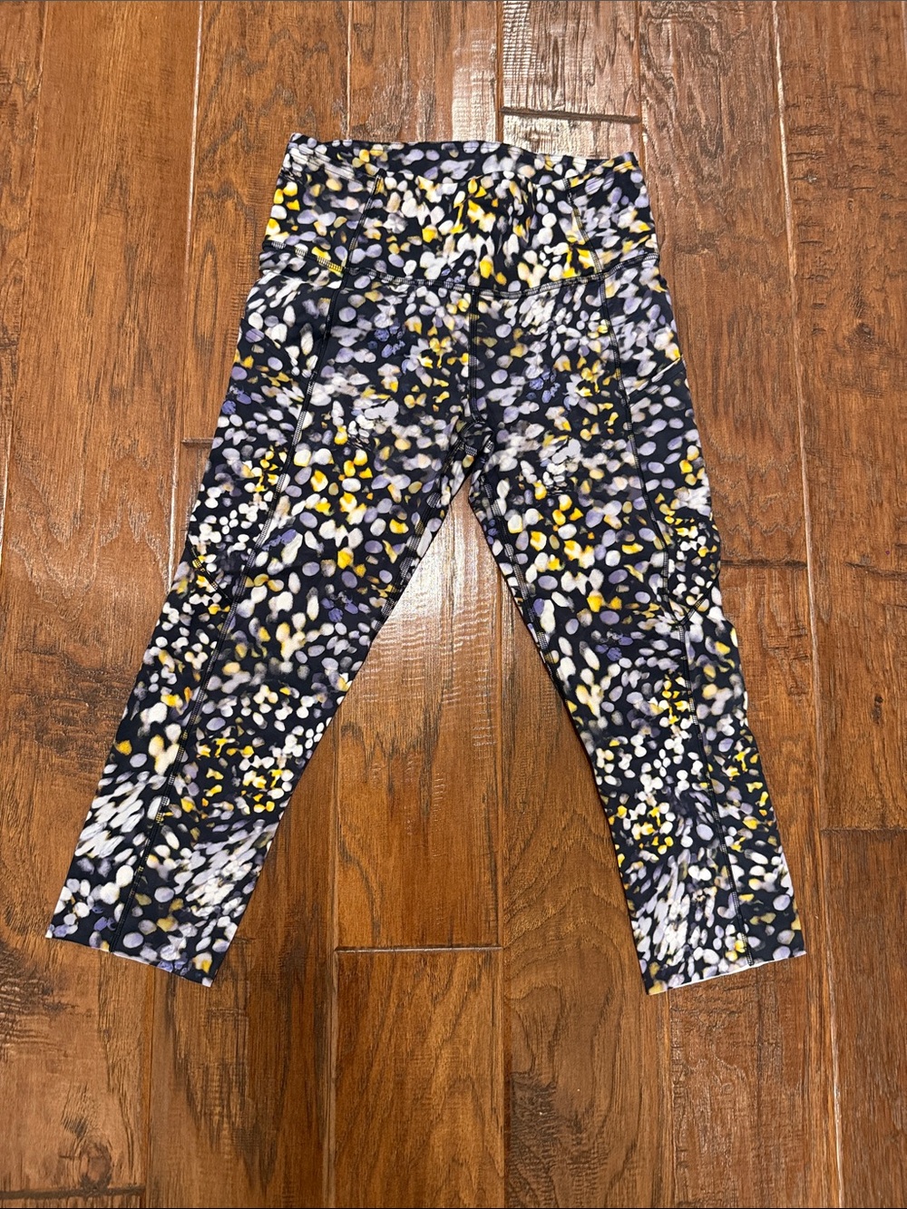 High-Waist Printed Capri Leggings in Navy, Yellow & White